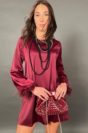 Kurzes Muster-Federkleid mit langem Ärmeln und Feder-Effekt auf Manschettenhintergrund
