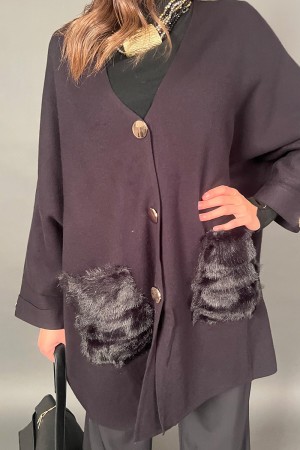 Cardigan Alessia con taschino in ecopelliccia  Cardigan Alessia con taschino in ecopelliccia  Cardigan Alessia con taschino i...