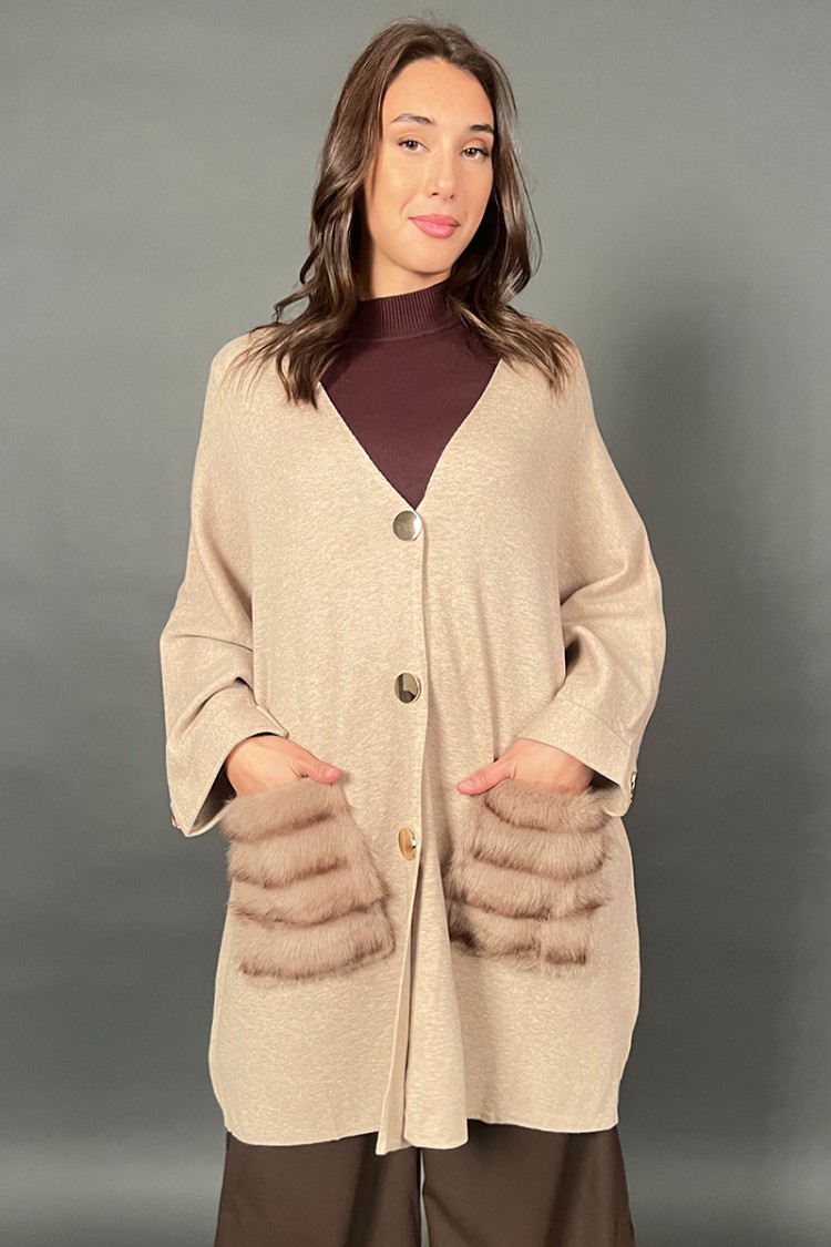 Cardigan Alessia con taschino in ecopelliccia  Cardigan Alessia con taschino in ecopelliccia  Cardigan Alessia con taschino i...
