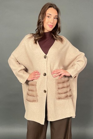 Cardigan Alessia con taschino in ecopelliccia  Cardigan Alessia con taschino in ecopelliccia  Cardigan Alessia con taschino i...