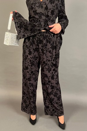 Coordinato Florensa giacca e pantalone con ricami floreali in velluto Coordinato Florensa giacca e pantalone con ricami flore...