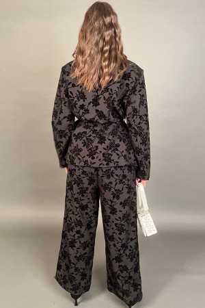 Coordinato Florensa giacca e pantalone con ricami floreali in velluto Coordinato Florensa giacca e pantalone con ricami flore...