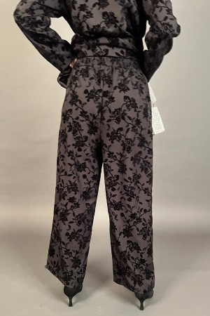 Coordinato Florensa giacca e pantalone con ricami floreali in velluto Coordinato Florensa giacca e pantalone con ricami flore...