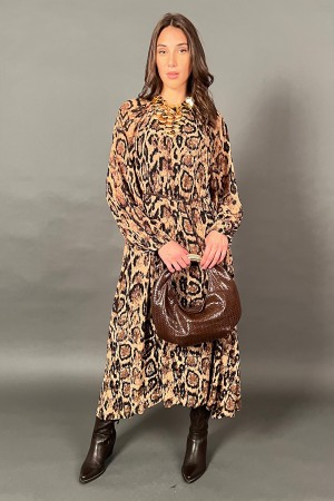 Longue robe de plume dans la fantaisie des animaux avec une ceinture combinée avec des détails en or