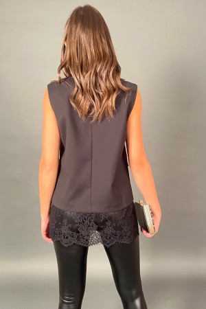 Shelly Chaleco con insertos de encaje con botones de joya negra