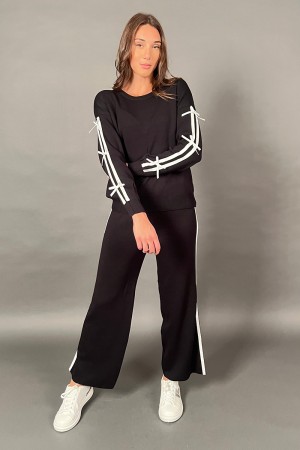 Coordinato fiocco maglia con fiocchi e pantalone con bande laterali  Coordinato fiocco maglia con fiocchi e pantalone con ban...