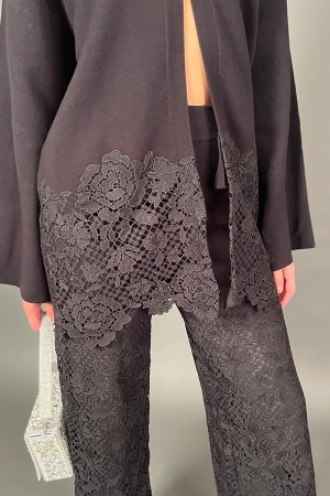 Coordonné floréal avec des inserts de dentelle brodés et des pantalons