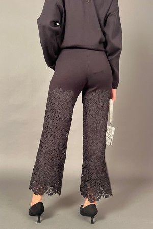 Koordiniertes Florenal mit gestickten Spitzeneinsätzen und Hosen