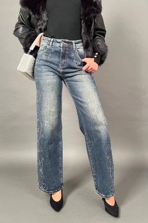 Lella jeans avec des goujons et des points de lumière au Palazzo 