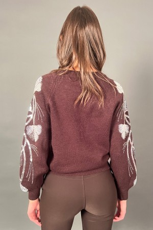 Maille papillon avec des applications de paillettes sur les manches 