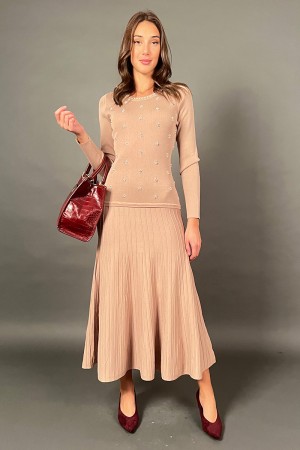 Robe de viscose longue sereine avec inserts floraux dans des perles et une jupe large avec des lignes surélevées