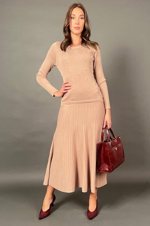 Das langen langes Viskosekleid mit Blumeneinsätzen in Perlen und breiter Rock mit erhöhten Linien