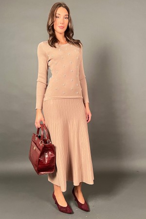 Vestido sereno de viscosa larga con inserciones florales en perlas y falda ancha con líneas elevadas
