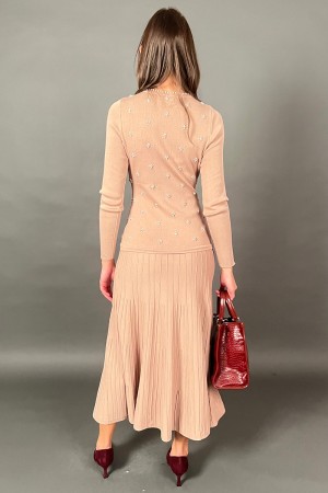 Robe de viscose longue sereine avec inserts floraux dans des perles et une jupe large avec des lignes surélevées