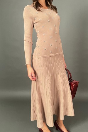 Robe de viscose longue sereine avec inserts floraux dans des perles et une jupe large avec des lignes surélevées